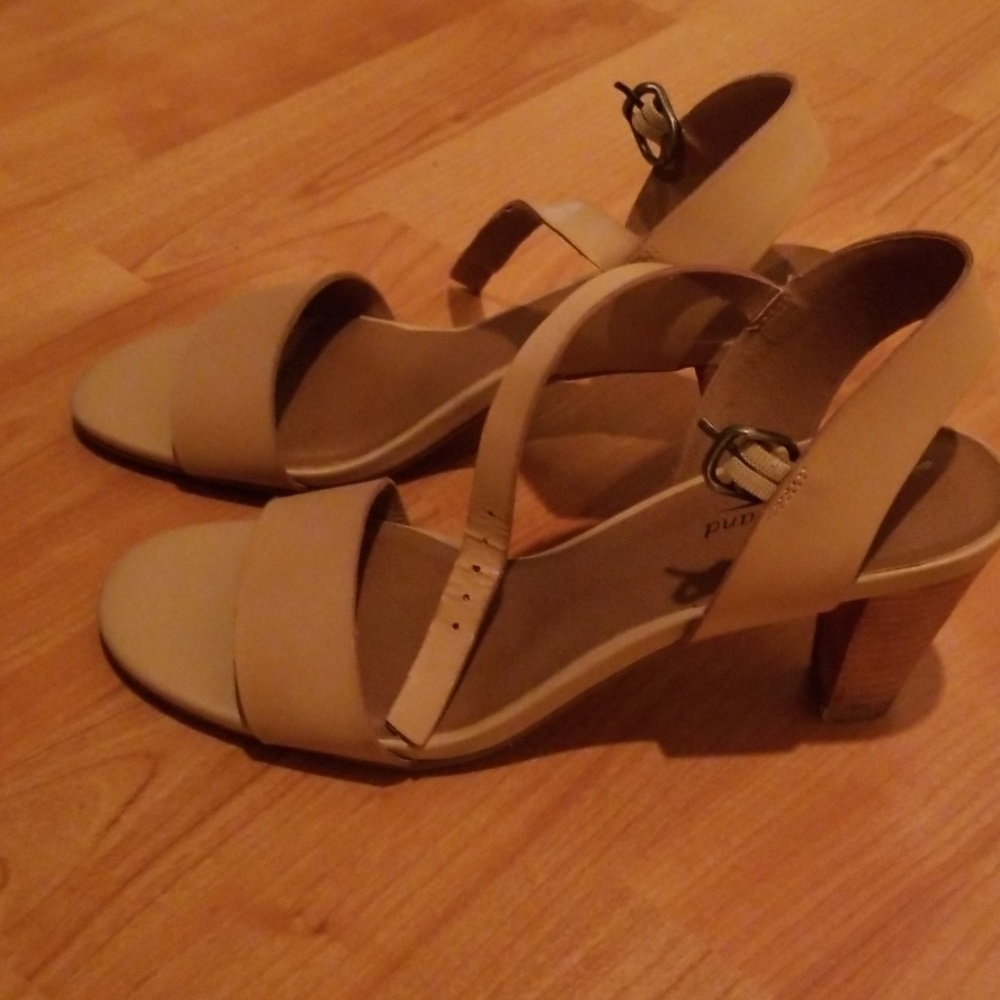 Lucky Brand 2inch Beige Sandals size 7.5